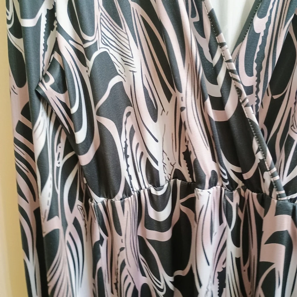 Elegant Black and Light Purple Patterned Pant Suit - Picture 4 of 6